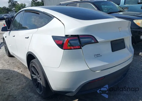 2021 Tesla Model Y Standard Range Rear-Wheel Drive z USA, uszkodzony, nr VIN 5YJYGDED5MF111166